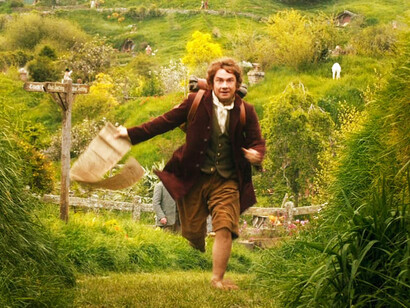 Bilbo corriendo hacia la aventura. Es importante cuidar los pequeños momentos, los valiosos instantes, como lo hace un hobbit
