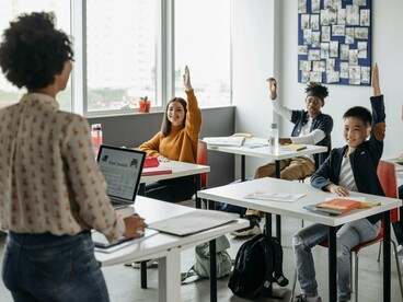A interação entre professora e estudantes evidencia o papel formador da escola. Exigência e apoio caminham juntos na construção de uma aprendizagem sólida e significativa