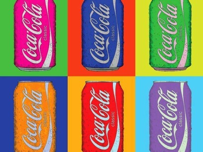 Lattine della Coca Cola rappresentate da Andy Warhol