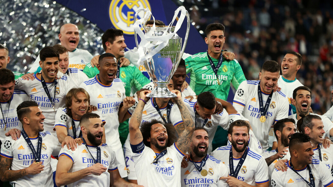 Marcelo, capitán del Real Madrid, levanta la copa de la UEFA Champions League la pasada temporada 2022