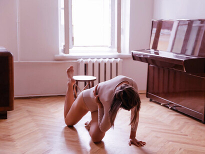 In the solitude of her living room, her abstract movements capture the freedom and authenticity that come out when no one is watching