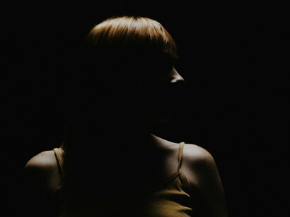 Pessoa na escuridão