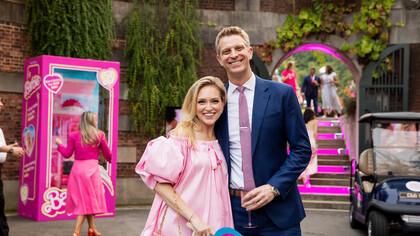 A Embaixada Britânica se juntou à Warner Bros para organizar uma recepção para o lançamento de "The Barbie Movie" em 17 de julho de 2023 - filmado principalmente no Reino Unido. Essa tendência foi um dos maiores hits em 2023, com a ampla divulgação de Barbie dirigido por Greta Gerwig e estrelado pela Margot Robbie, que representa a Barbie protagonista e central na história. A atriz trouxe looks não só inspirados na boneca, mas também usou réplicas de visuais clássicos, fazendo assim a direta conexão a tour de divulgação do filme, ato que foi replicado pelos próprios telespectadores que inundaram os cinemas com a onda rosa 