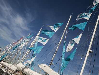 Salón Náutico Internacional de Barcelona. Banderas al viento en el puerto de la ciudad condal
