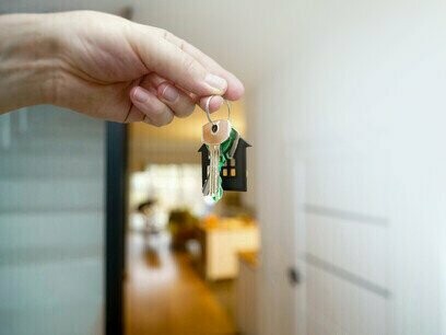 La clé suspendue : symbole d’un accueil sans visage, où la main tendue a cédé place au code