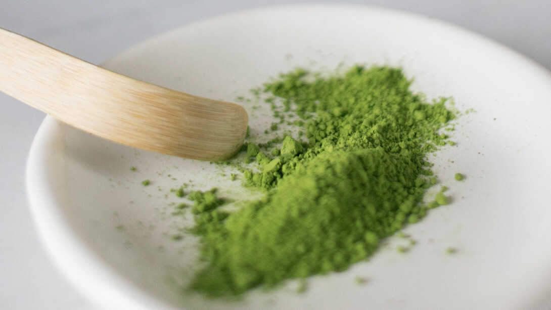 Pó de herva oriental para preparar matchá