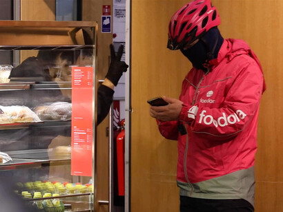 Zwischen pick up und drop off, video-still. Mit freundlicher genehmigung des Musa Museums