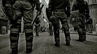 “Sr. Inspetor, está tudo bem?” Perguntou o motorista ao ver o seu superior a caminhar lentamente numa postura pesada. Aquela árvore, o cão, o casal, tudo lhe circundava numa tontura estranha. Albino, nessa noite, dormiu mal. Sonhava com o cão, a imagem da mãe e do pai fragmentada pela rigidez da sua formação. Na escuridão da noite, voltava a sentir a dor nas suas costas, nas suas mãos, das penalizações e castigos que passara ainda em criança