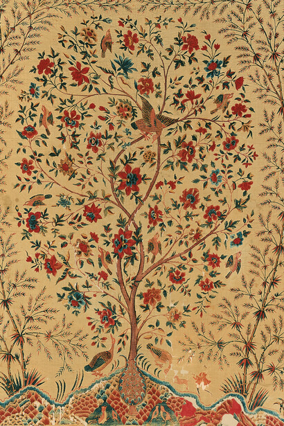 Arazzo (palampore) con albero della vita, della costa di Coromandel, India, 1740 ca.
Nel XVII e XVIII secolo, l’albero della vita è il motivo più diffuso per le indiane destinate all’esportazione in Europa.

Copyright: Rainer Wolfsberger, su cortesia del Museo Rietberg