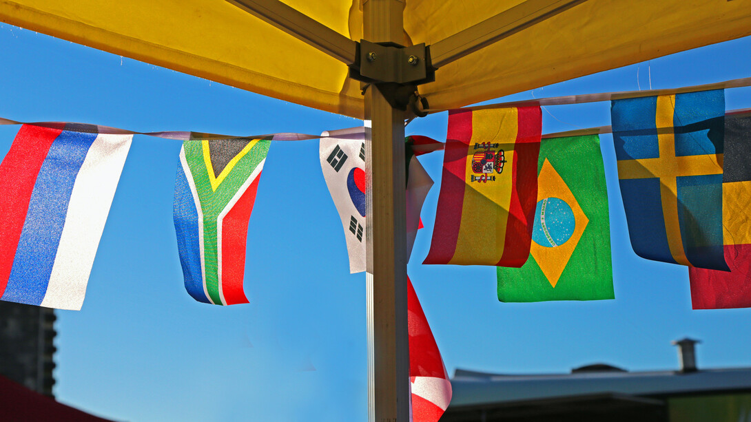 Banderas de distintos países cuelgan en un quiosco