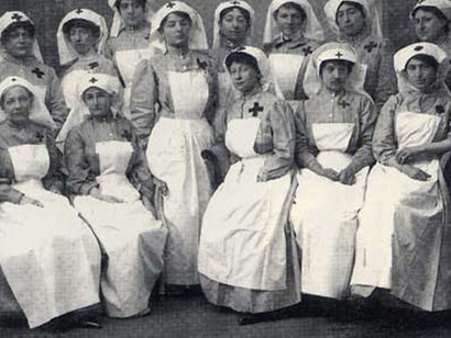 Donne impegnate al fronte come crocerossine