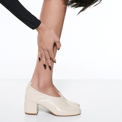 Un paio di Tina Pump dalla nuova collezione di AGL