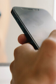 Pessoa recém desperta checa o celular no banheiro antes de escovar os dentes ou tomar banho