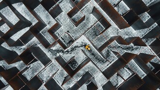 Raymond Queneau. La sua opera più celebre, "Esercizi di stile", consiste in 99 variazioni dello stesso banale episodio, dimostrando la versatilità del linguaggio e la sua infinita capacità di trasformazione