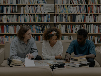 Universitarios en la biblioteca. La obsolescencia del método de investigación científica actual ha impedido la generación de nuevo conocimiento útil para resolver problemas globales