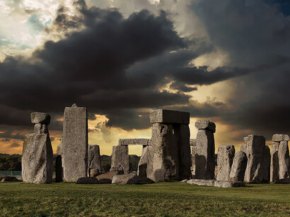Stonehenge, Angleterre. Certaines recherches suggèrent qu'il aurait pu être un temple pour le culte des ancêtres