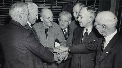 Reencuentro de varios de los primeros socios del primer club rotario (1942), con un anciano Paul Harris en el centro