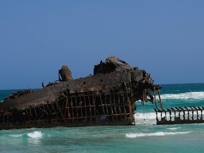 O MV Cabo Santa Maria é um cargueiro espanhol que encalhou em 1968 na costa norte da ilha da Boa Vista, em Cabo Verde. A partir daí uma nova elite de vocação governamental, saída das camadas que passaram a ter acesso à formação superior no exterior através de bolsas de estudo, vem se alcandorando no poder. Num parênteses cabe afirmar que o povo caboverdiano sempre viu e continua a ver na educação a principal forma de ascender na sociedade
 
