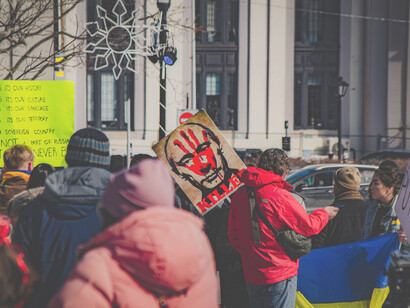 Pessoas vão às ruas em sinal de protesto