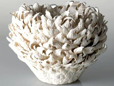 Cuenco «Unas hojas», 2024 Porcelana moldeada, tallada y modelada a mano, con un interior decorado con ramitas en movimiento