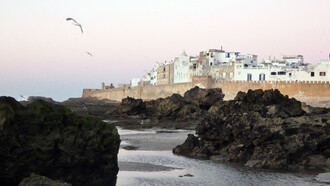 Vista della medina e delle mura dalla spiaggia