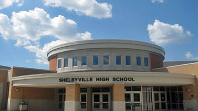 Algunos colegios, como la Escuela secundaria Shelbyville, disponen incluso de bombas de humo colocadas en los techos de los pasillos con los que intentan entorpecer la visión del tirador. Shelbyville Senior High School, Indiana, EE.UU.