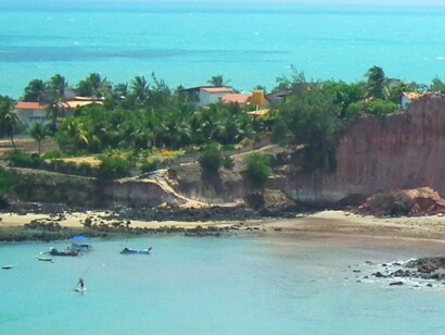 Mirante dos Golfinhos em Nísia Floresta, no Rio Grande do Norte. O povoado Papari, rebatizado em 1948 como Nísia Floresta em sua homenagem, o município fica a apenas 40 km de Natal e abriga praias lindíssimas e um vasto conjunto de lagoas (são mais de 15) entre as quais se destacam: Arituba, Alcaçuz e Carcará