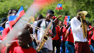 Vibrations haïtiennes : dans les rues de la capitale, des musiciens et des danseurs célèbrent avec passion et fierté l'histoire et la culture haïtienne, unissant le pays autour de ses racines et de son indépendance