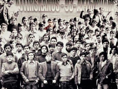 Ochenta y nueve muchachos y cuatro muchachas. Cada uno llevaba consigo una casa, una madre, un padre, hermanos, un pedazo de tierra dejado al otro lado del mundo