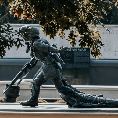 La morte della moglie di Joe Kent, Shannon, avvenuta in un attentato in Siria, rappresenta il punto di rottura esistenziale che trasforma la sua esperienza da biografia militare a narrazione politica