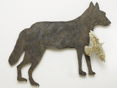 Kiki Smith, Wolf with Birds IV, 2010, bronzo|bronze, 109,9 x 137,2 x 10,2 cm, Courtesy the artist and Galleria Continua, San Gimignano / Beijing / Les Moulins, Photo by Ela Bialkowska, Okno Studio