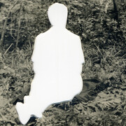 Cathy Alvarez, Assise dans l’herbe, 2020. Courtesy of La Châtaigneraie