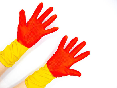 La limpieza comienza, los guantes puestos