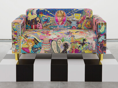 Rob Pruitt, « Studio Loveseat (Pharrell) », 2014, 27 x 58 x 30 inches, Markers and pens on canvas couch, chromed feet, Photo : Claire Dorn, Courtesy of the Artist