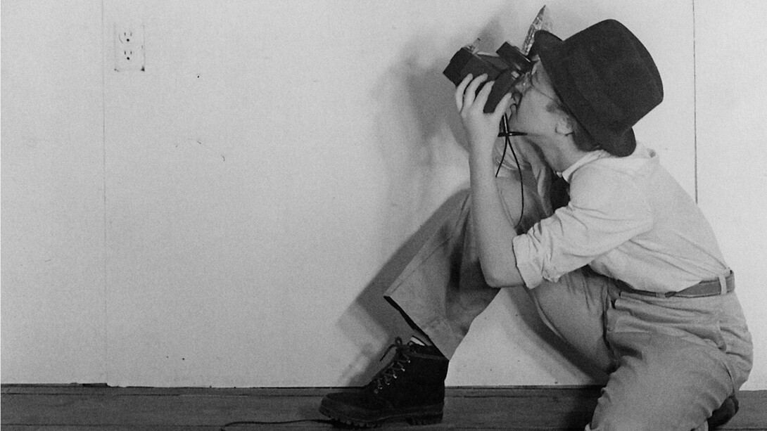 Cindy Sherman, “Untitled (The Press)”, from the series “Murder Mistery People”, 1976/2000, b/w photograph, cm. 25,4 x 20,3. Courtesy the artist and Studio Guenzani Milano 
