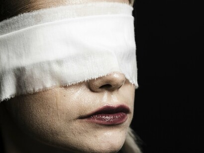 Mulher angustiada, com olhos vendados. Aquele cachorro não tinha capacidade de compreender o seu real problema e enfrentá-lo com coragem e determinação. Muitas vezes, nós também não. Como aquele vira-lata, acontece de fugirmos instintivamente para o nosso mato interior, e ali, a salvo das soluções, ficarmos eternamente destilando as amarguras