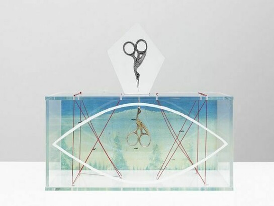 Damián Ortega, How to make illusions, 2013,
Scissors, print, thread, cardboard and Plexiglas vitrine, 15 x 30 x 15 cm, © Damián Ortega, Photo: Ben Westoby, Courtesy White Cube