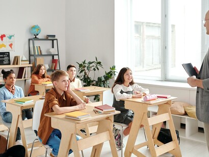 Precisamos deixar o modelo autoritário, patriarcal, ditado pela indústria dos livros didáticos para uma postura de construção de novos livros realizados