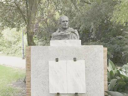 Busto in onore di Luis Chamizo

