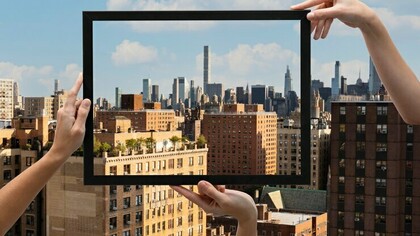 José Guízar é um designer gráfico e diretor de arte que nasceu no México, mas escolheu Nova Iorque como lar. Movido por uma curiosidade insaciável e pelo desejo constante de aprender, ele encontrou inspiração no que muitos de nós ignoramos diariamente: as janelas da cidade. O projeto nasceu em 2013 como um exercício pessoal de observação e criatividade, transformando janelas aparentemente comuns em ilustrações vibrantes, detalhadas e cheias de significado