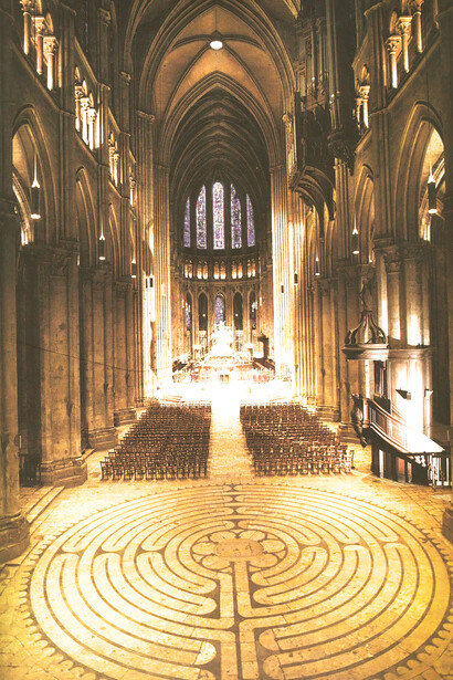 Cathédrale de Chartres. Elle fait partie des plus puissants lieux énergétiques : son labyrinthe est particulièrement intéressant et  de nombreuses personnes l’empruntent tous les vendredis