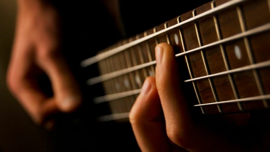Un músico tocando el bajo
