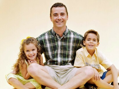 Un padre con sus hijos