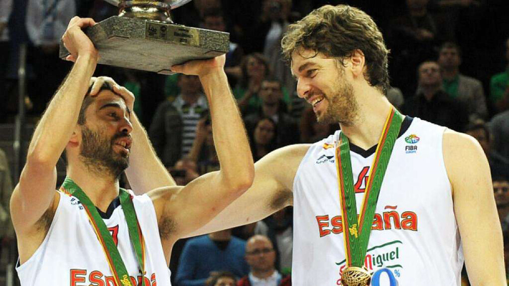 Pau Gasol y Juan Carlos Navarro celebran la victoria de España en el Eurobasket 2013