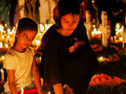 El Día de los difuntos es una tradición que proviene del antiguo Festival Pagano de los Muertos, que celebraba la creencia pagana de que las almas de los muertos regresarían para comer con la familia. Las velas en la ventana guiarían a las almas de regreso a casa, y se puso otro lugar en la mesa, Dhaka, Bangladesh