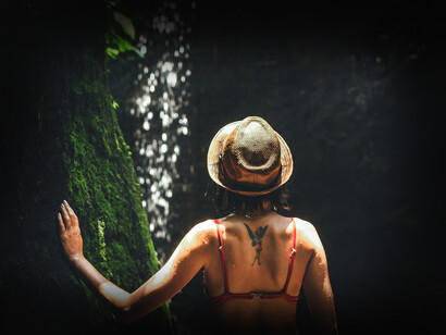 Mujer bañándose en la naturaleza en Bali, Indonesia