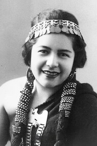 Rayén Quitral, fue una soprano chilena de origen mapuche-picunche. Internacionalmente conocida por su interpretación de la Reina de la Noche en la ópera 'La flauta mágica'