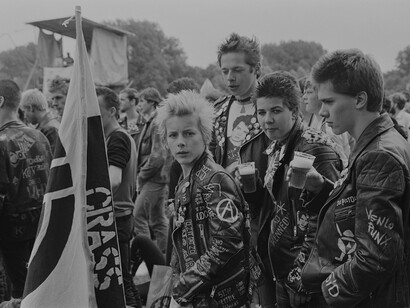 Punks dans le Zuiderpark à La Haye pendant Parkpop, 5 juillet 1981. Photo par Hans van Dijk / Anefo, archives nationales