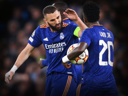 Karim Benzema y Vinicius Junior celebran un gol durante la UEFA Champions League 2022