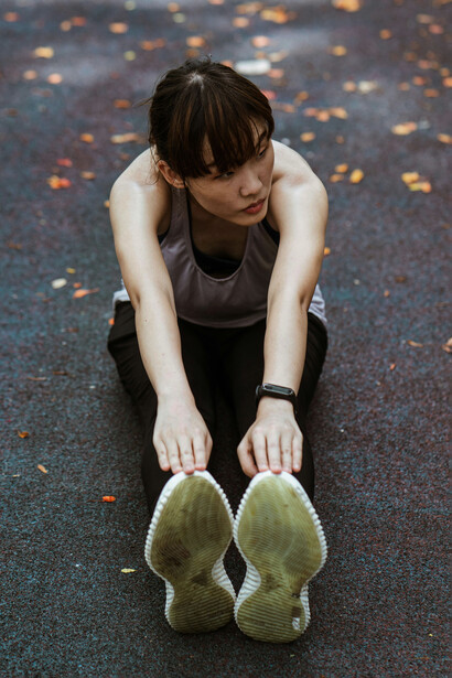 Deportista estirando. Nike es una marca de indumentaria deportiva ampliamente reconocida en todo el planeta 